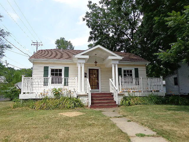 301 E Maywood Ave photo 1