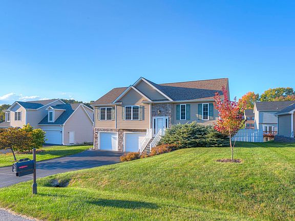 3rd image of 20 Heather Dr NW