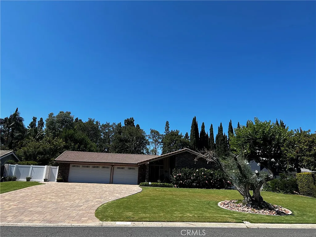 4 bed, 2850 sqft, $6,400 — Photo 1
