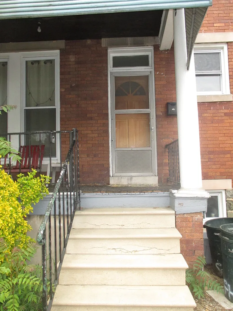 902 W 37th St — Photo 1