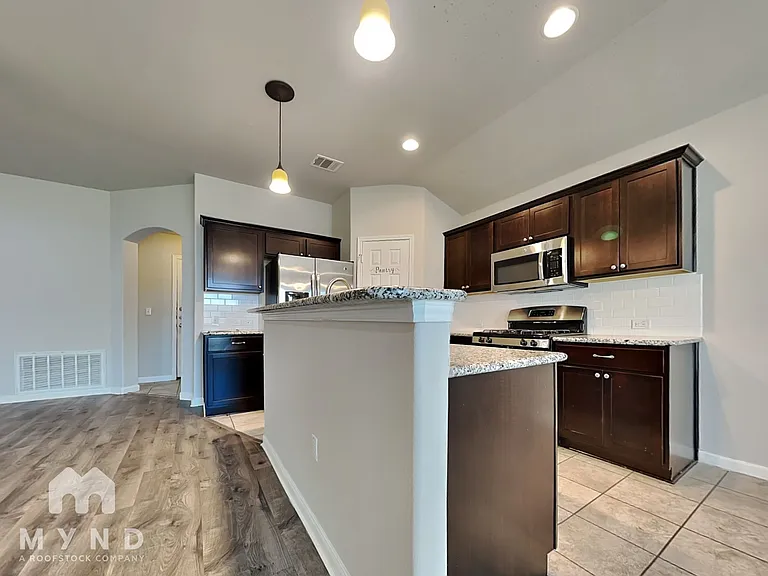 351 Langely — Photo 8