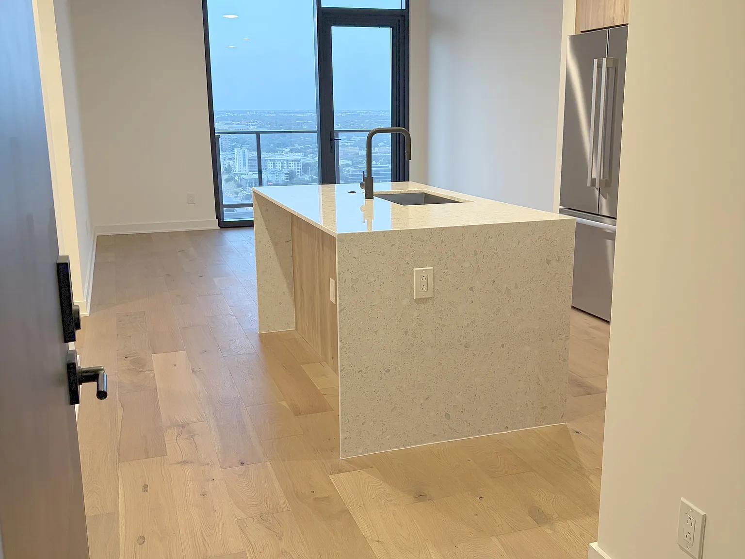 1 bed, 697 sqft, $2,850 — Photo 2