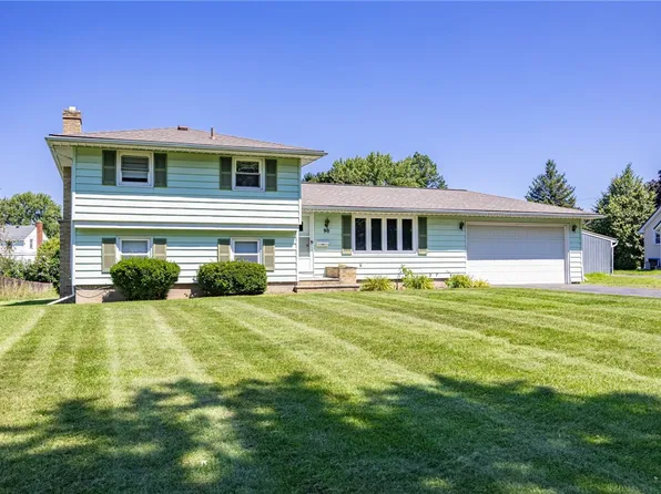 90 Oakbend Ln, Rochester, NY 14617