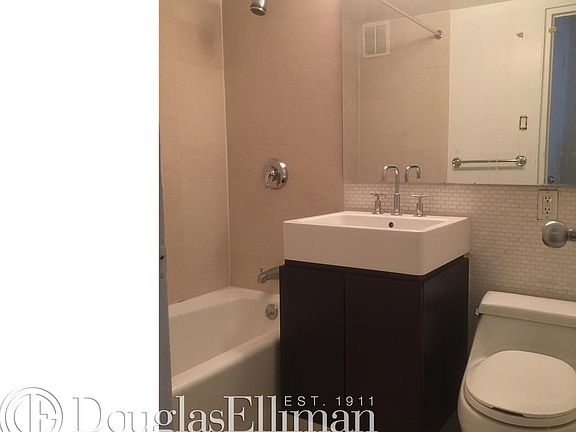 4th image of 220 E 63rd St APT 9G