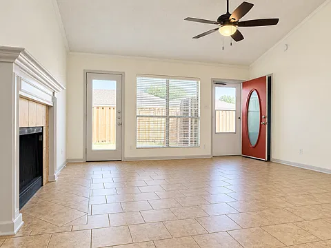 3 bed, 1033 sqft, $1,900 — Photo 2