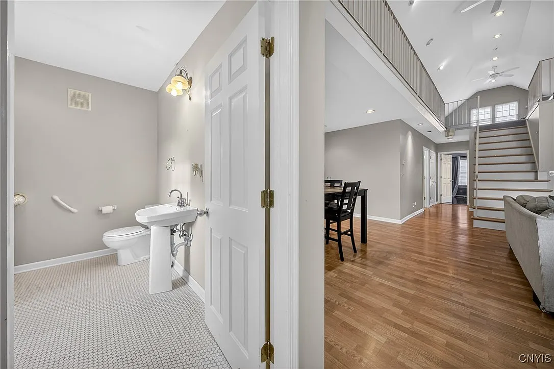 2 bed, 1.5 bath, 1965 sqft, $2,200 — Photo 4