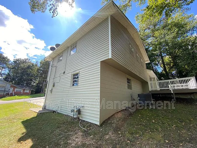 540 20th Ct NE — Photo 4