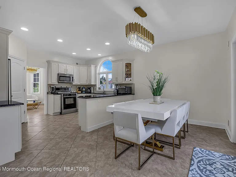 1607 Holbrook St — Photo 13