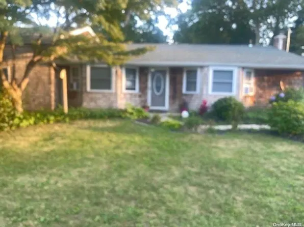 26 Laurel St, Centereach, NY 11720