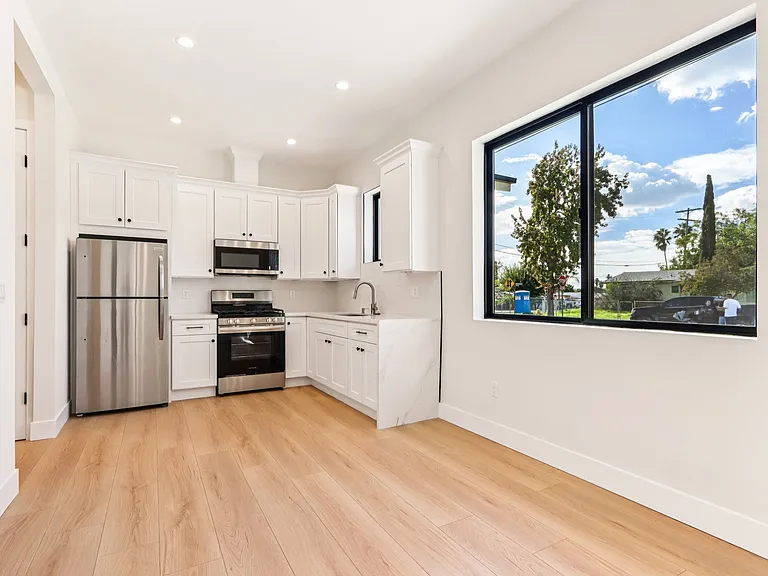 8008 Lloyd Ave — Photo 3