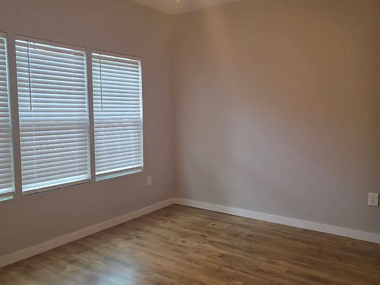 517 N Main St — Photo 12