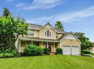 15 Timber Ridge Dr, Huntington, NY 11743
