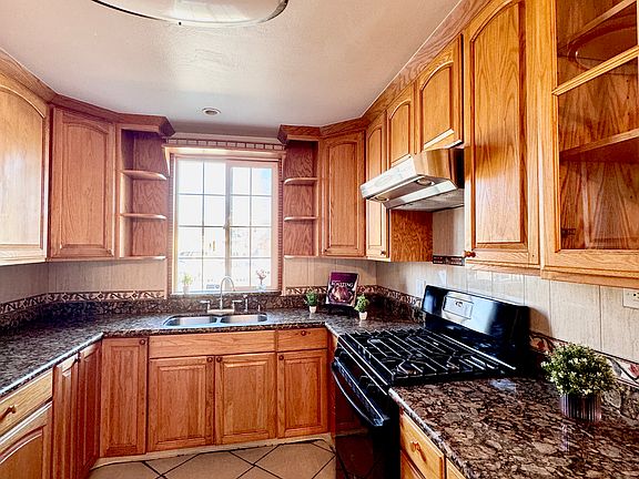 5th image of 415 Wisteria Dr