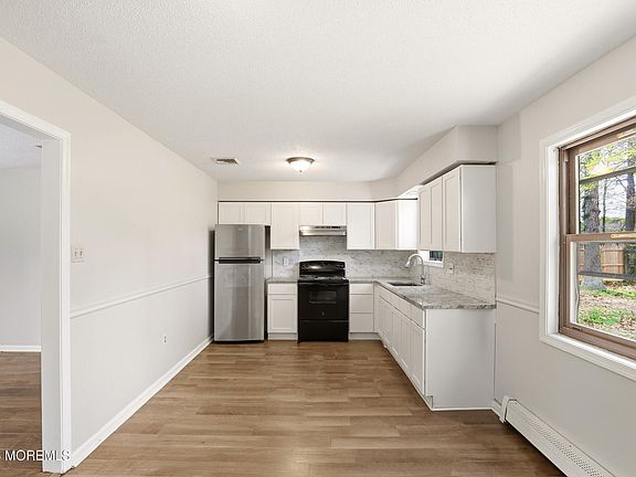 3rd image of 19 Oak Leaf Dr