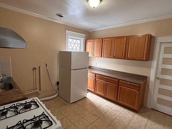 3rd image of 1046 Howard St Floor 2