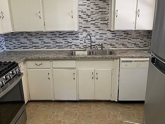 3rd image of 5813 Coleman St