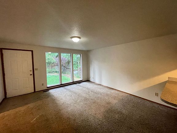 4th image of 608 S Penny Ln