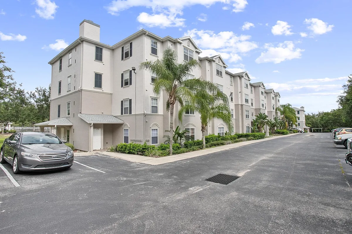Building Photo - Silver Pointe Seniors 55+