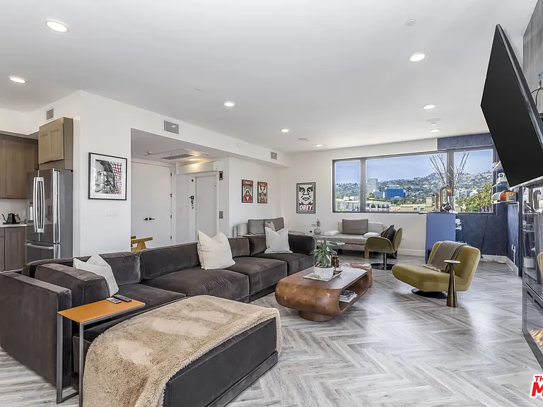 137 N Doheny Dr #4 — Photo 4