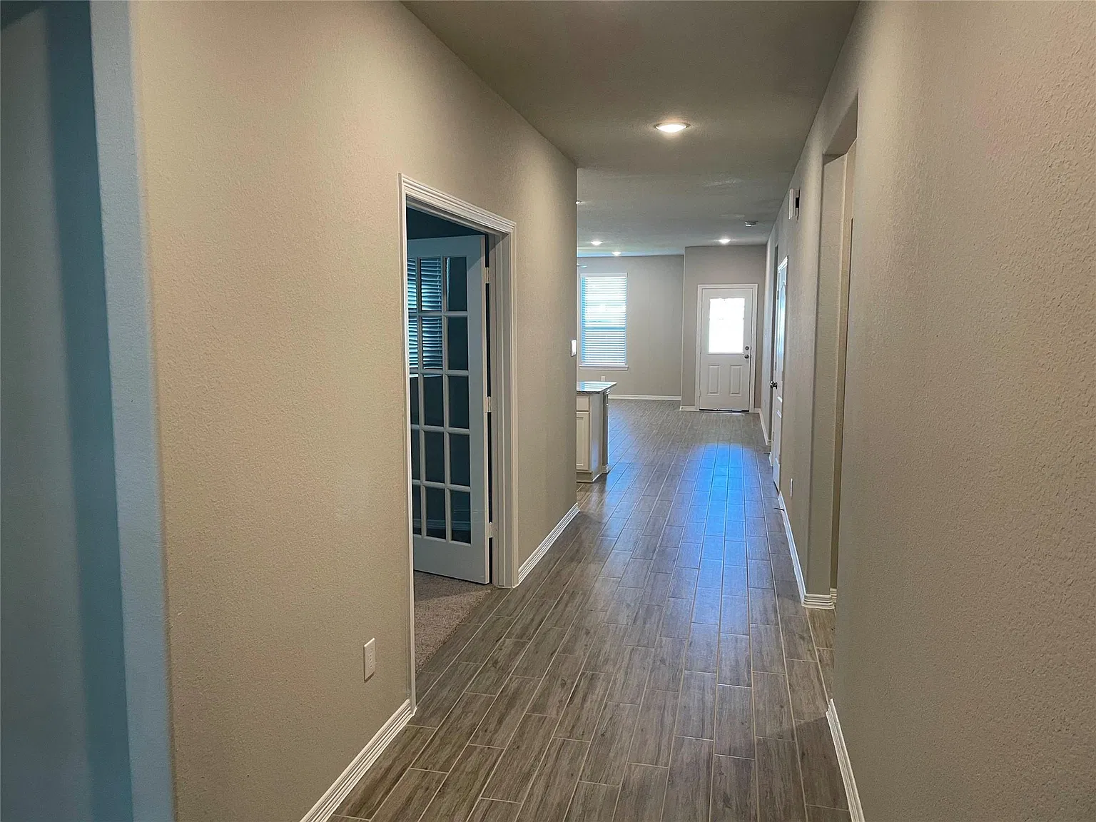 3 bed, 3.0 bath, 2017 sqft, $2,050 — Photo 2