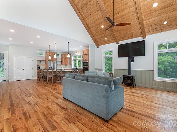 8th image of 326 Golden Valley Dr