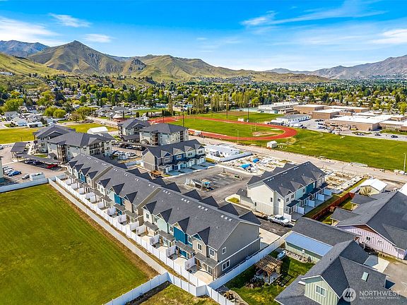 3rd image of 1075 Red Apple Road #D13