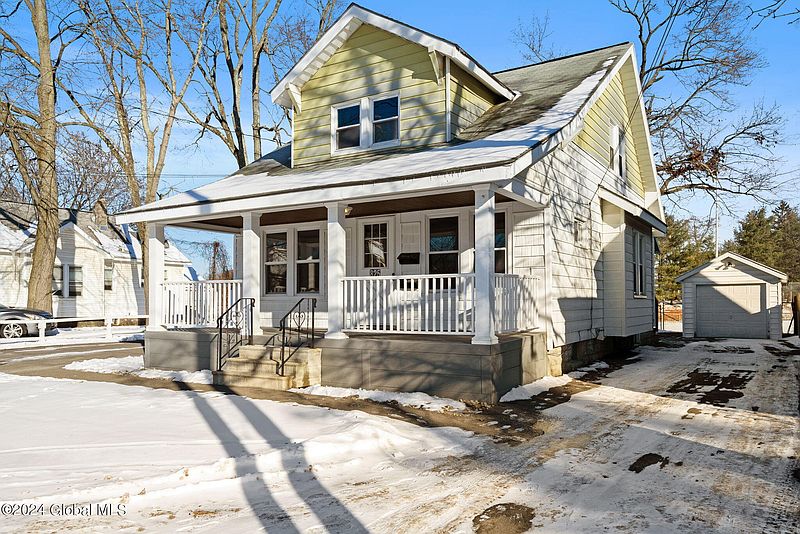 3rd image of 825 Curry Road