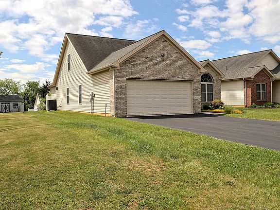 3rd image of 225 Windsong Ln
