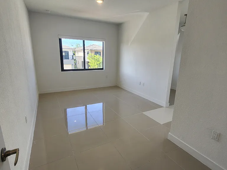 1179 NW 2nd St — Photo 6