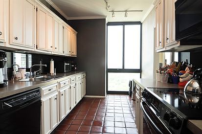 3rd image of 1530 N Dearborn Pkwy #22NT