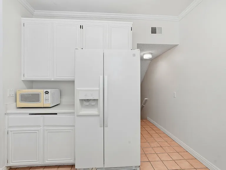 13901 Olive View Ln — Photo 6