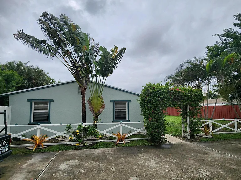 2167 Laura Ln #A — Photo 2