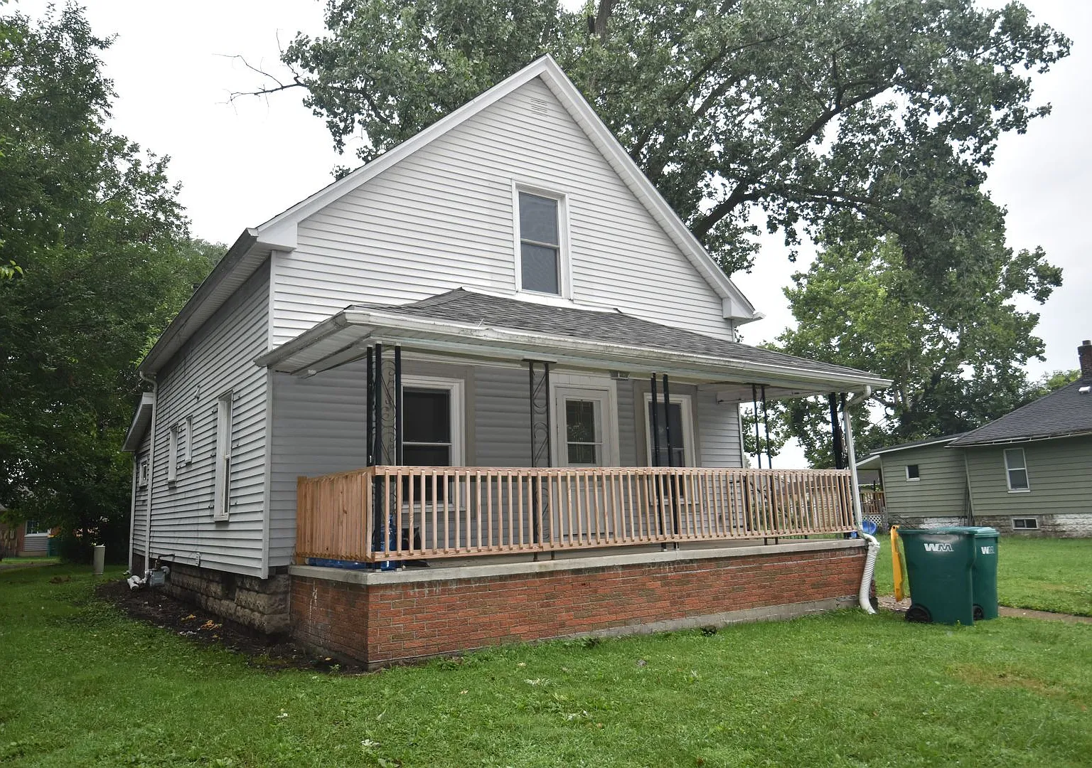 Mishawaka 1/2 story 3 bedroom single-family home with garage — Photo 1