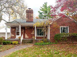 2039 Hampton Rd, Grosse Pointe Woods, MI 48236