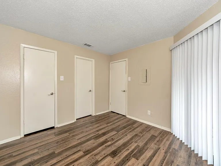 Oak Meadow Apartments — Photo 22
