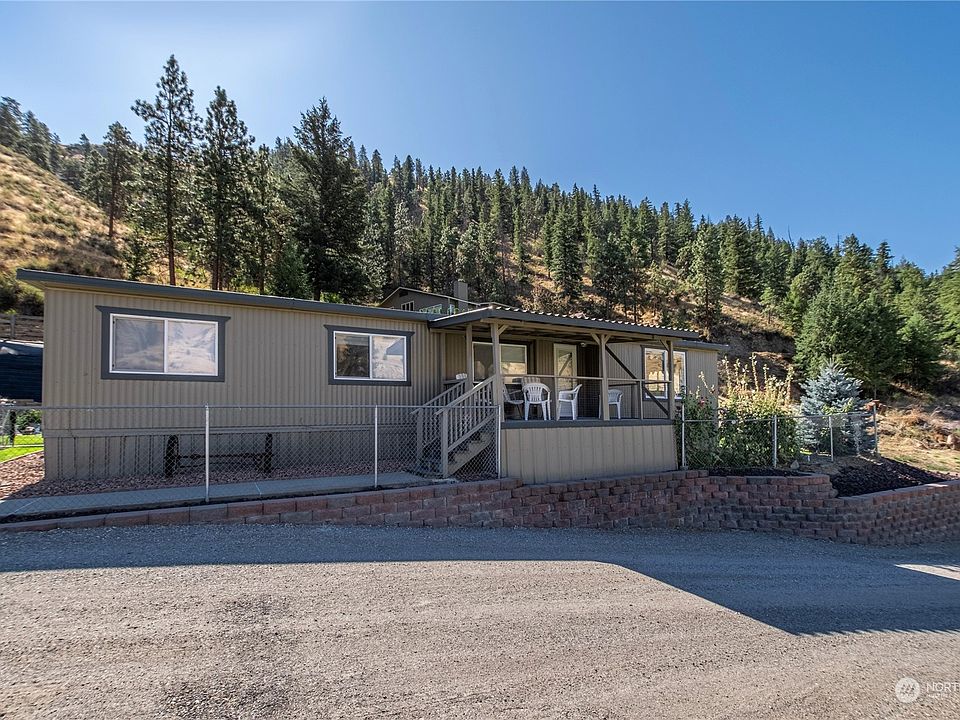 Beautifully maintained 1978 manufactured home. Freshly painted as of summer 2024.>