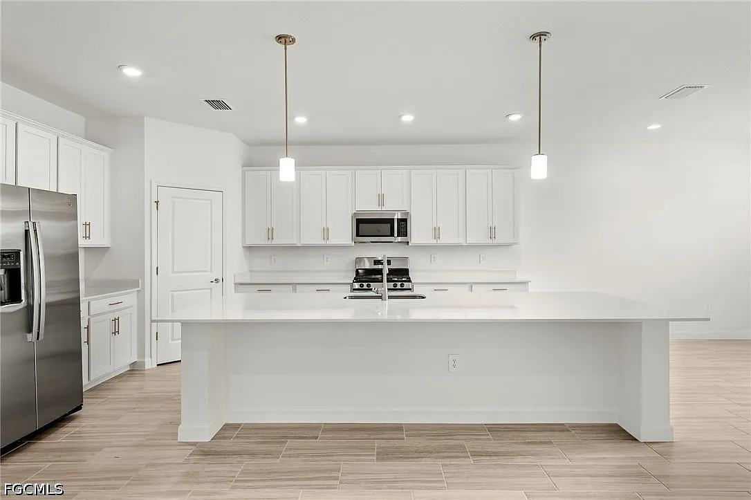 3 bed, 3.0 bath, 2444 sqft, $3,550 — Photo 3