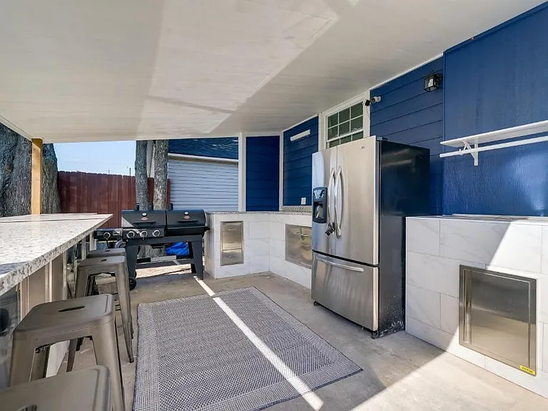 412 Swann St — Photo 4