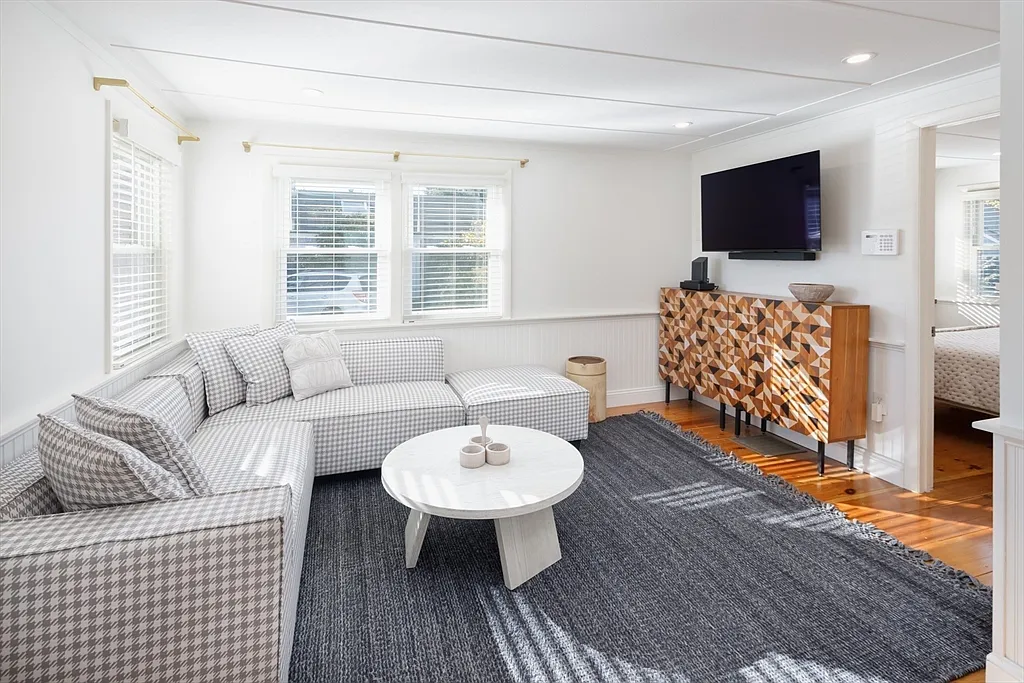 2 bed, 1.5 bath, 1186 sqft, $2,500 — Photo 3