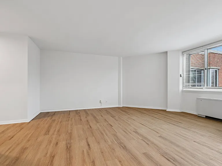 Quebec House Apartments — Photo 37