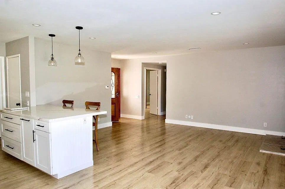 2 bed, 2.0 bath, 1047 sqft, $4,200 — Photo 3