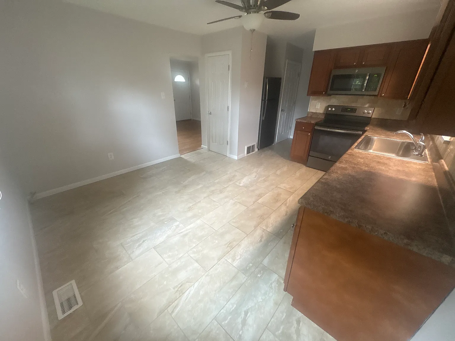 2 bed, 1.5 bath, 1200 sqft, $2,100 — Photo 3