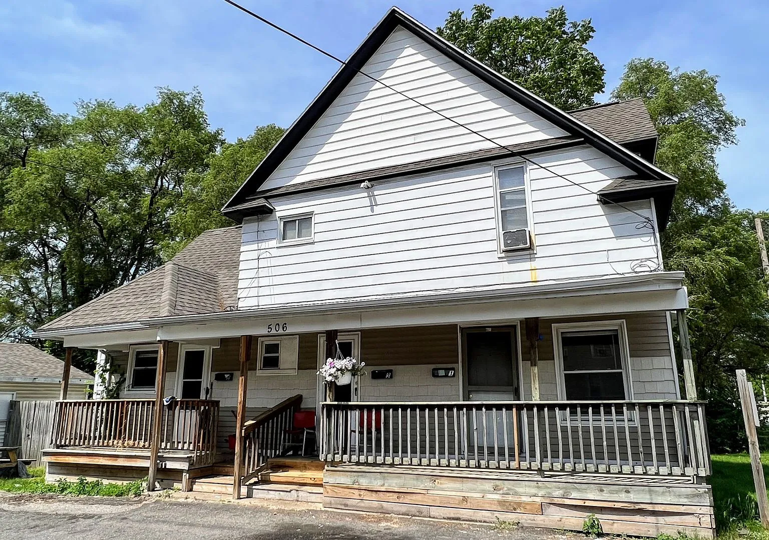 506 Burton SW — Photo 1