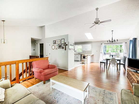4th image of 400 Cambridge Dr