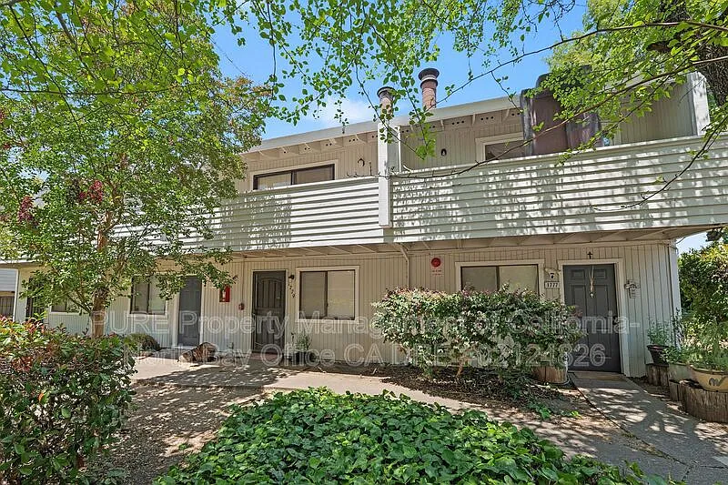 2 bed, 1.5 bath, $2,400 — Photo 2