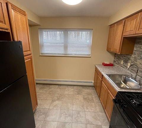 5th image of 170 Kendall Ave #D