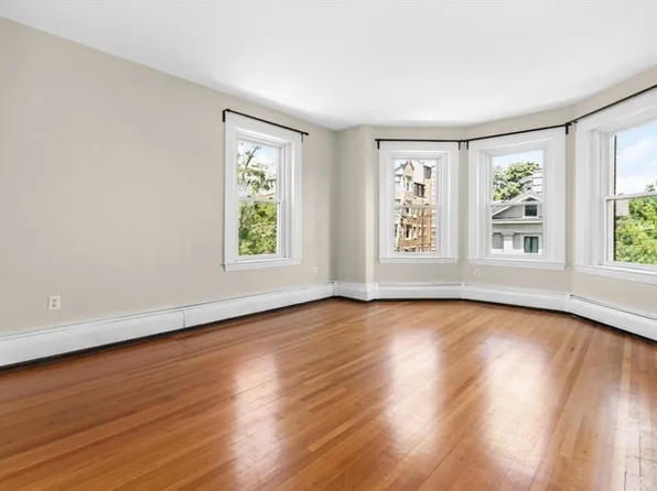 18 Centre St Unit 304, Cambridge, MA 02139