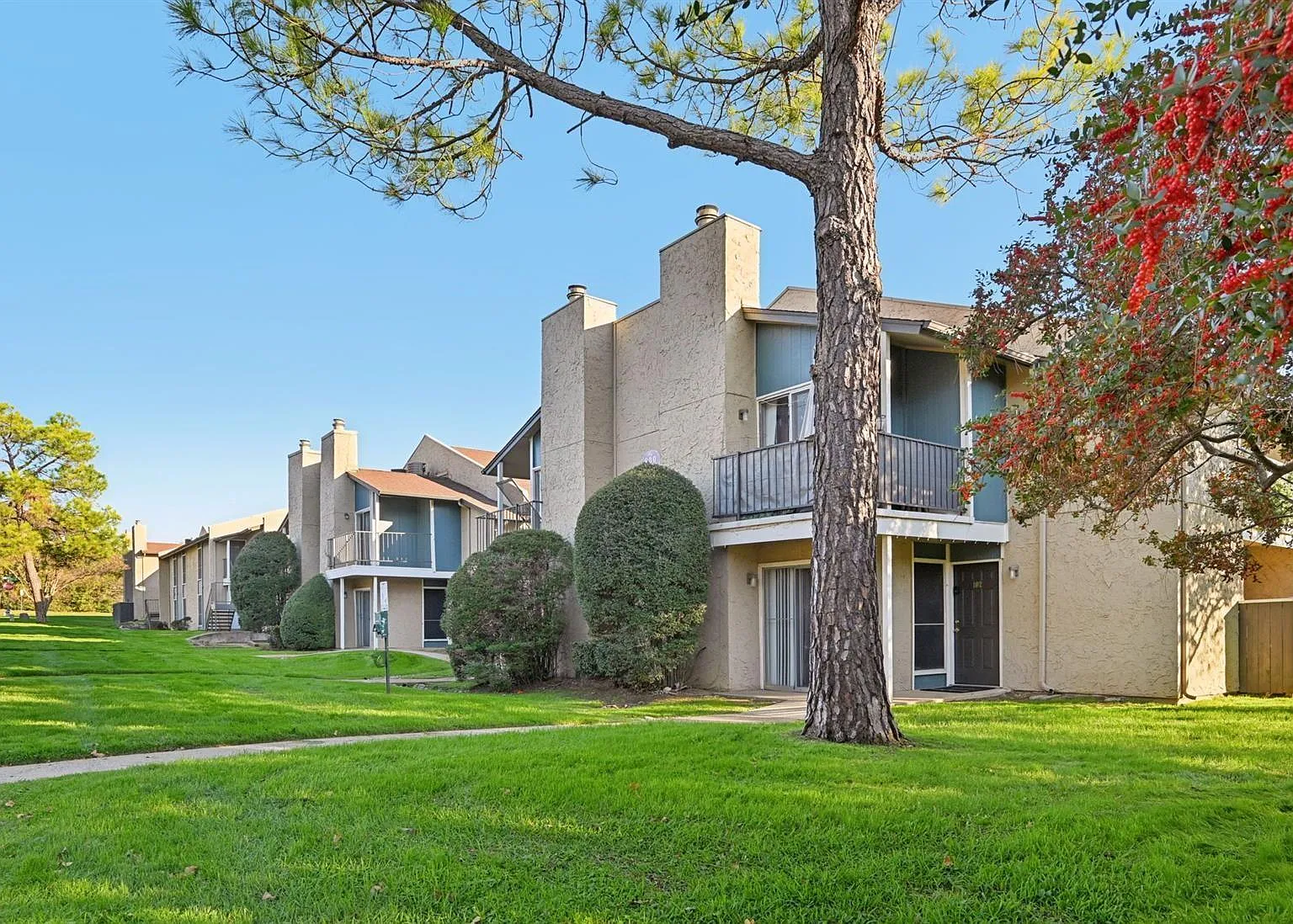 Hollyhills Apartments — Photo 4