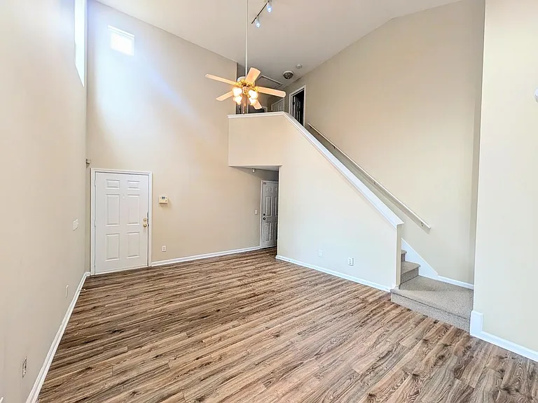 404 Commons Dr — Photo 2
