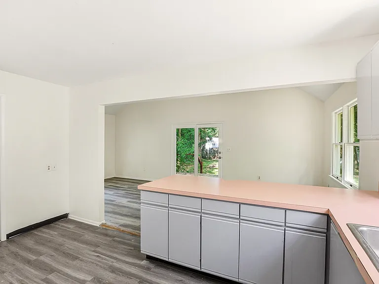 1305 Marshall St — Photo 8